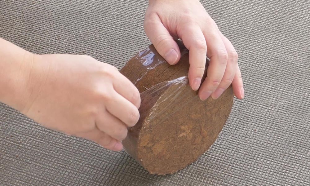 土のパッケージを剥がす