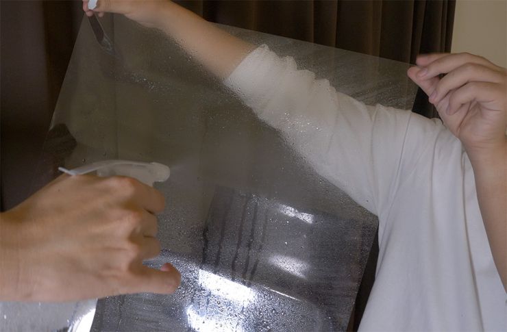 剥がしたフィルムにも溶剤を吹きかける