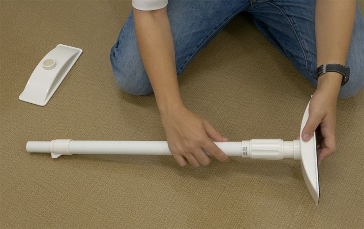 両方の脚をポールにはめ込む