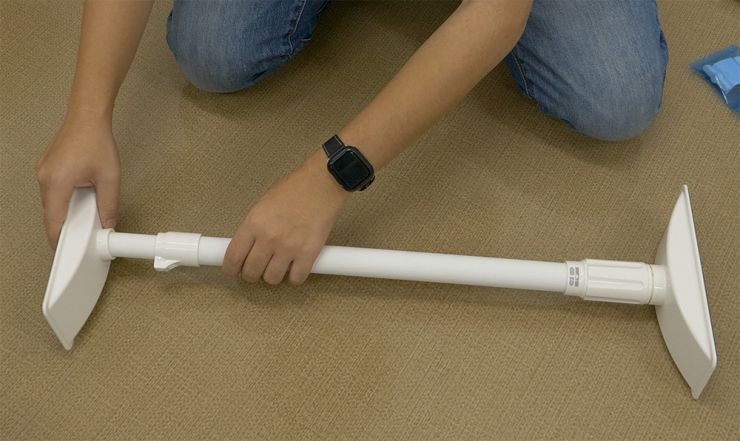 両方の脚をポールにはめ込む