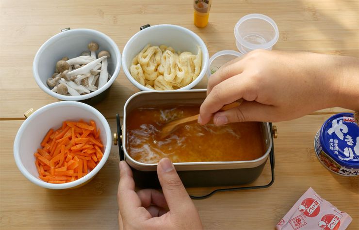 ご飯に調味料を混ぜる