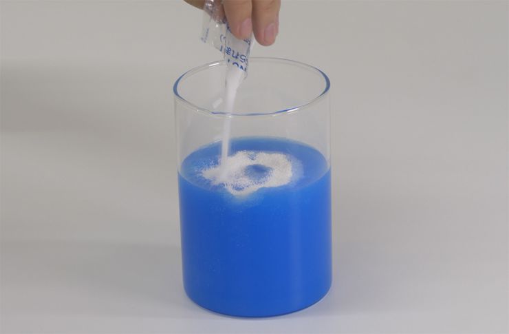 色を付けた水500mLに、凝固剤をふりかける
